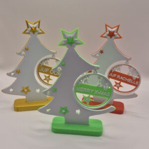 Kerstboom met gepersonaliseerde kerstbal
