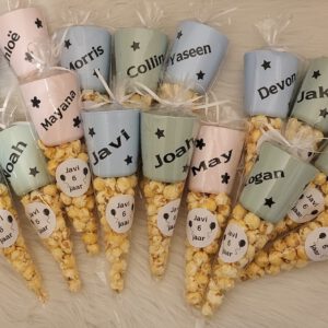 Puntzak met popcorn en gepersonaliseerde beker
